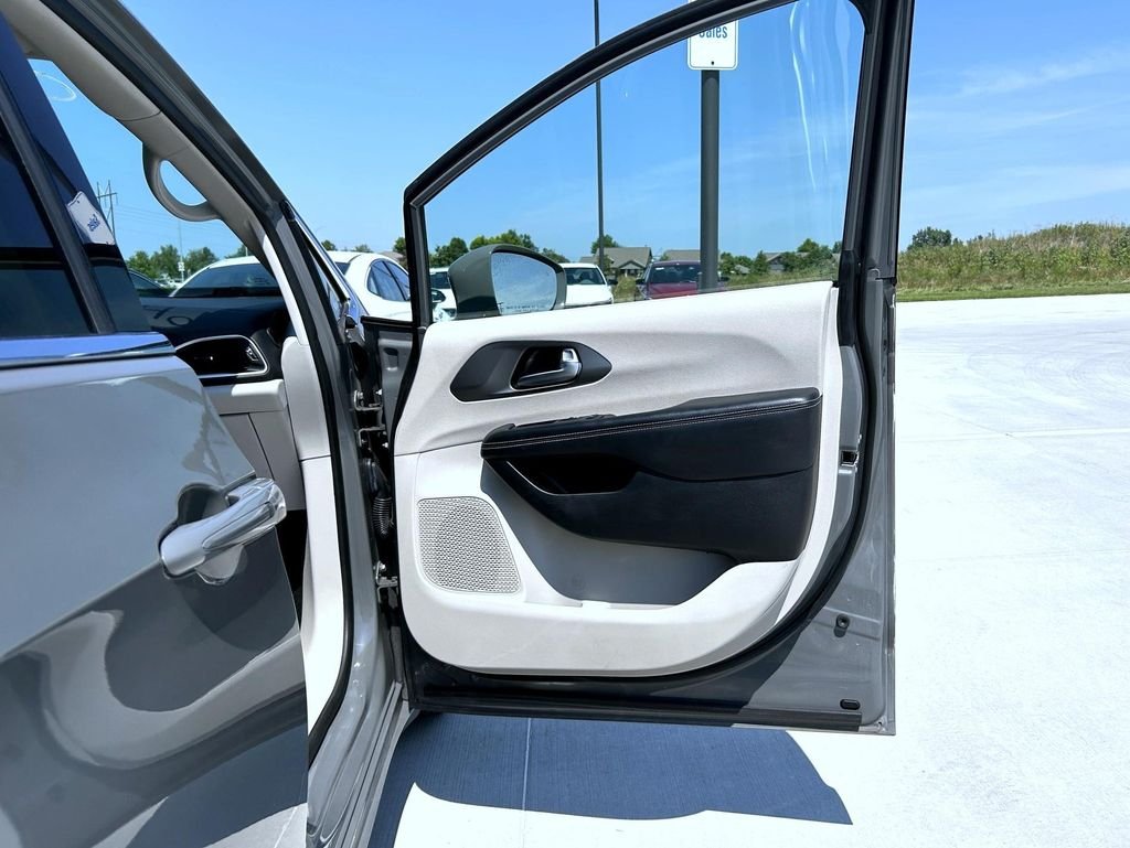 Used 2022 White Chrysler Touring L image 17