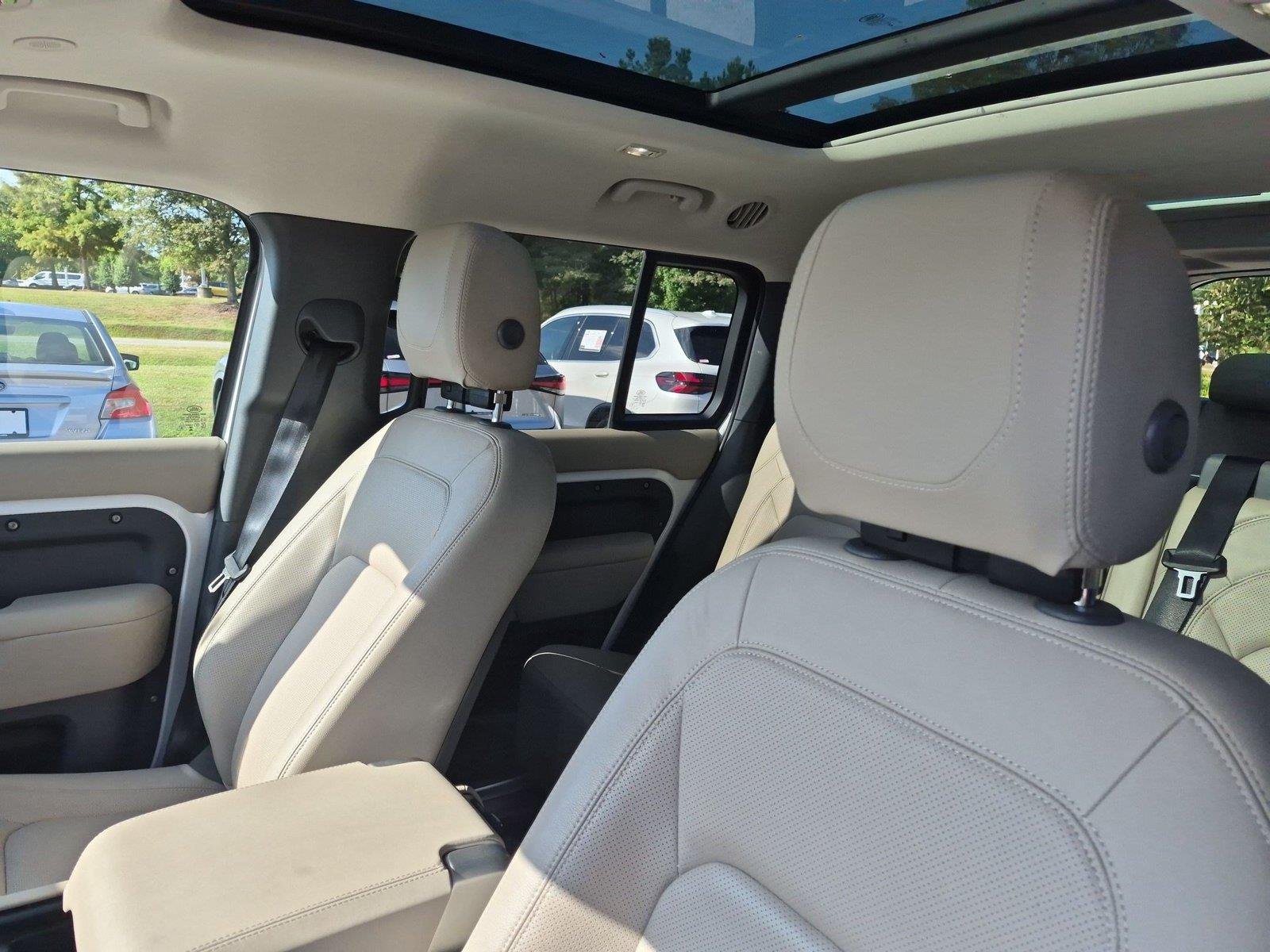 Used 2024 Fuji White Land Rover S image 17