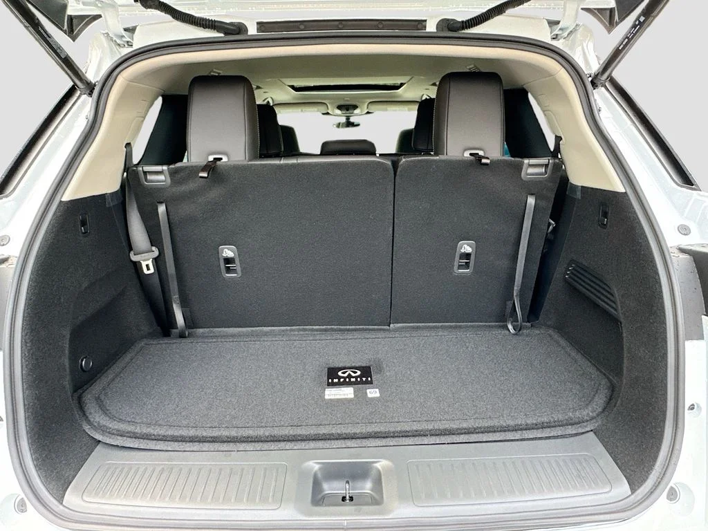 Certified Used 2026 White INFINITI LUXE image 29