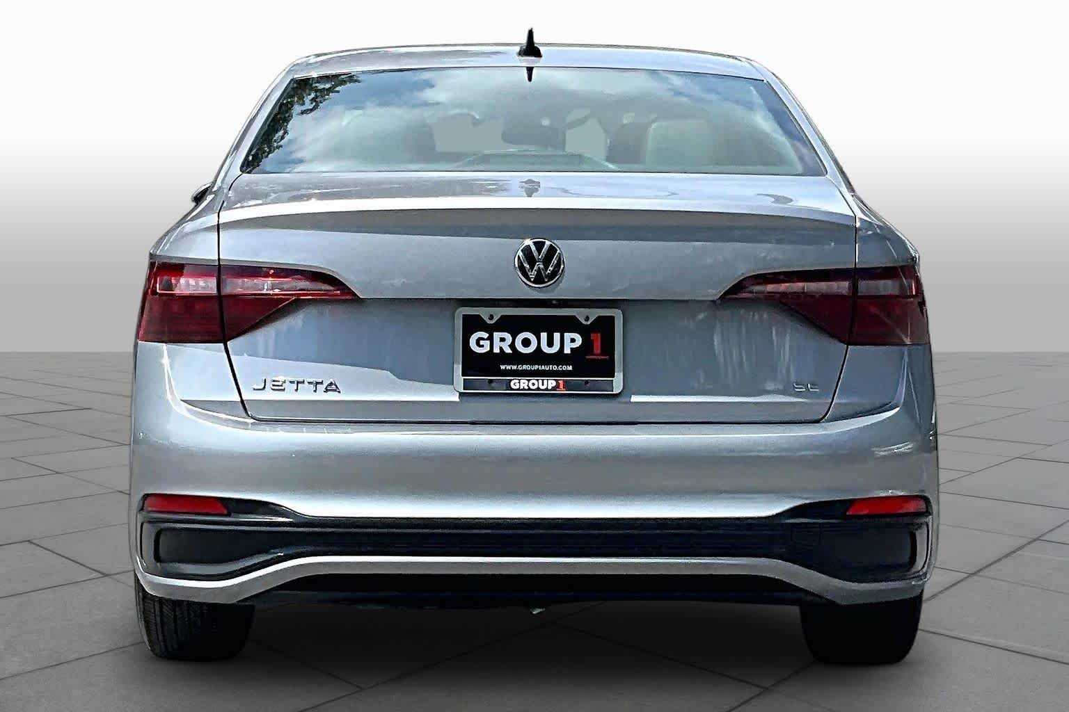 Certified Used 2023 Pyrite Silver Metallic Volkswagen SE image 5