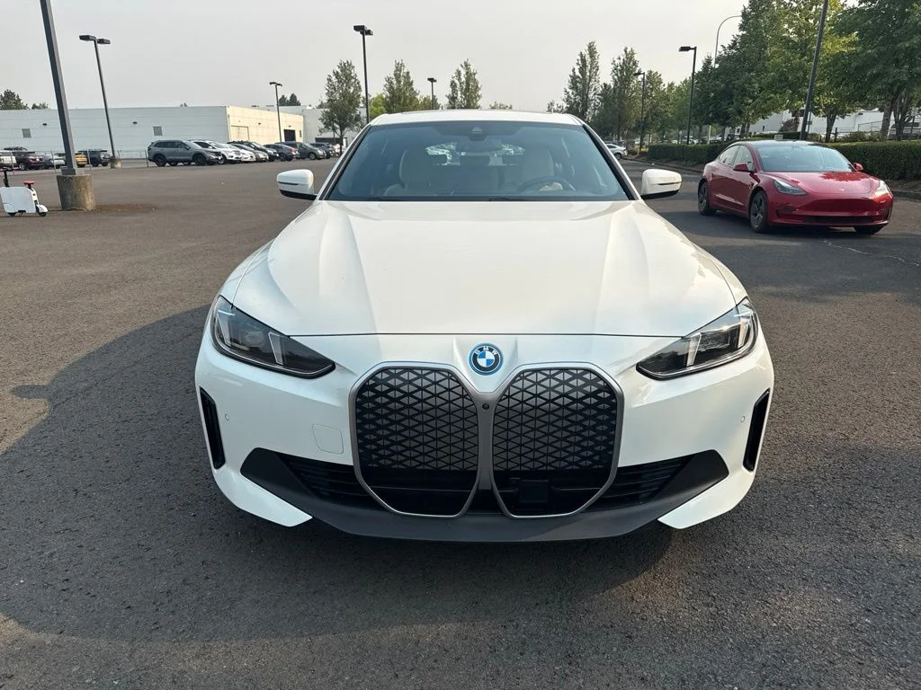 Used 2025 Alpine White BMW xDrive40 image 2