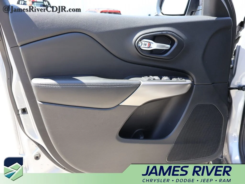 Used 2021 Silver Jeep Latitude Lux image 20