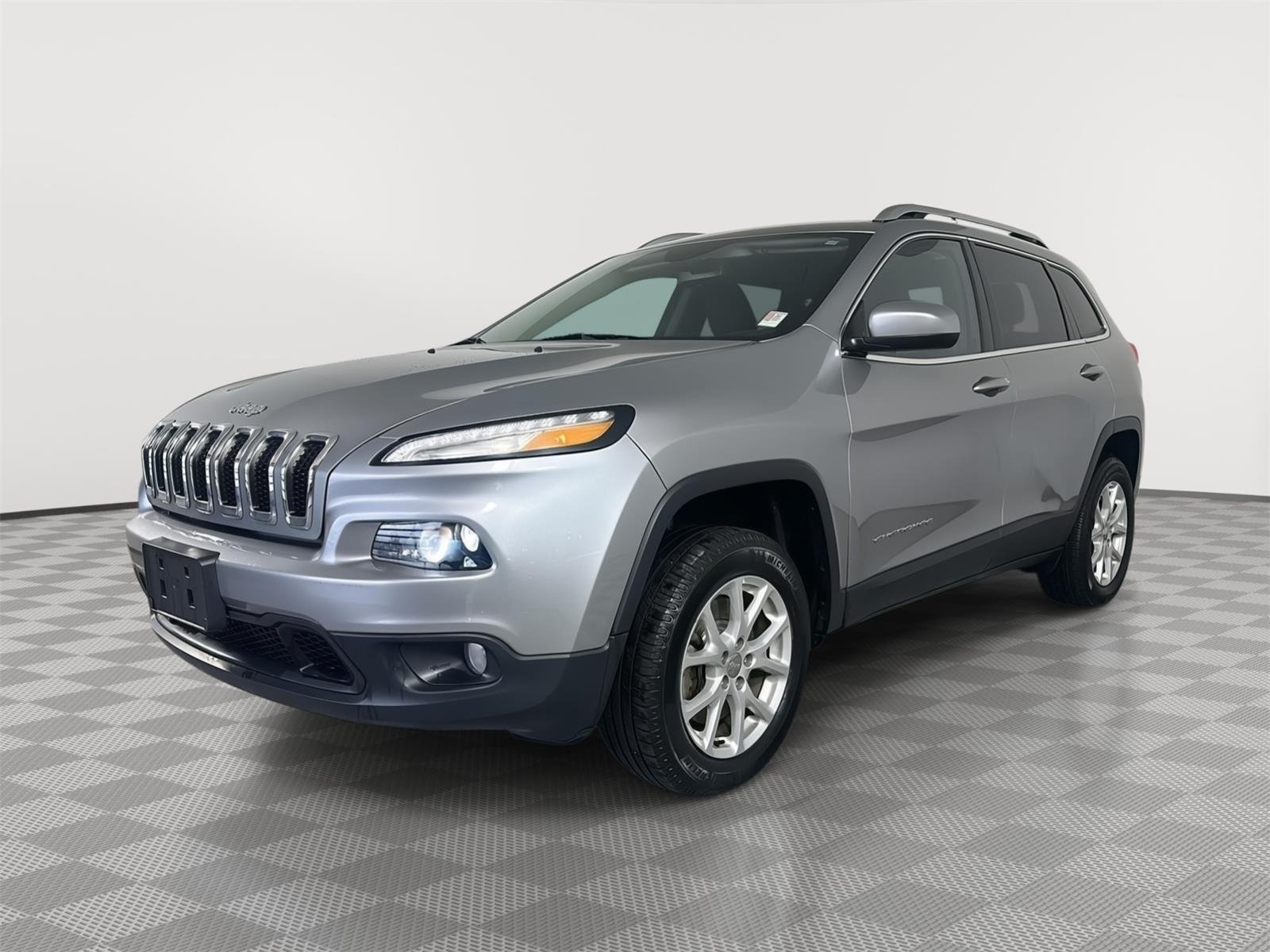 Used 2017 Granite Crystal Metallic Clearcoat Jeep Latitude image 3