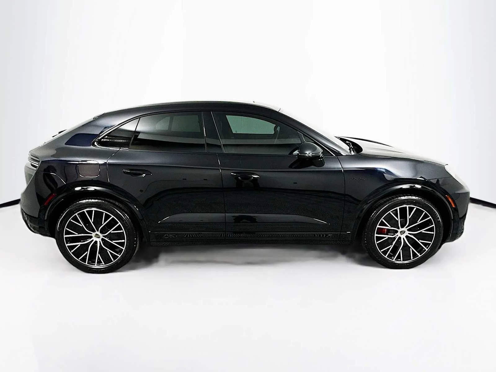 2025 Porsche Macan Turbo Electric - Photo 8