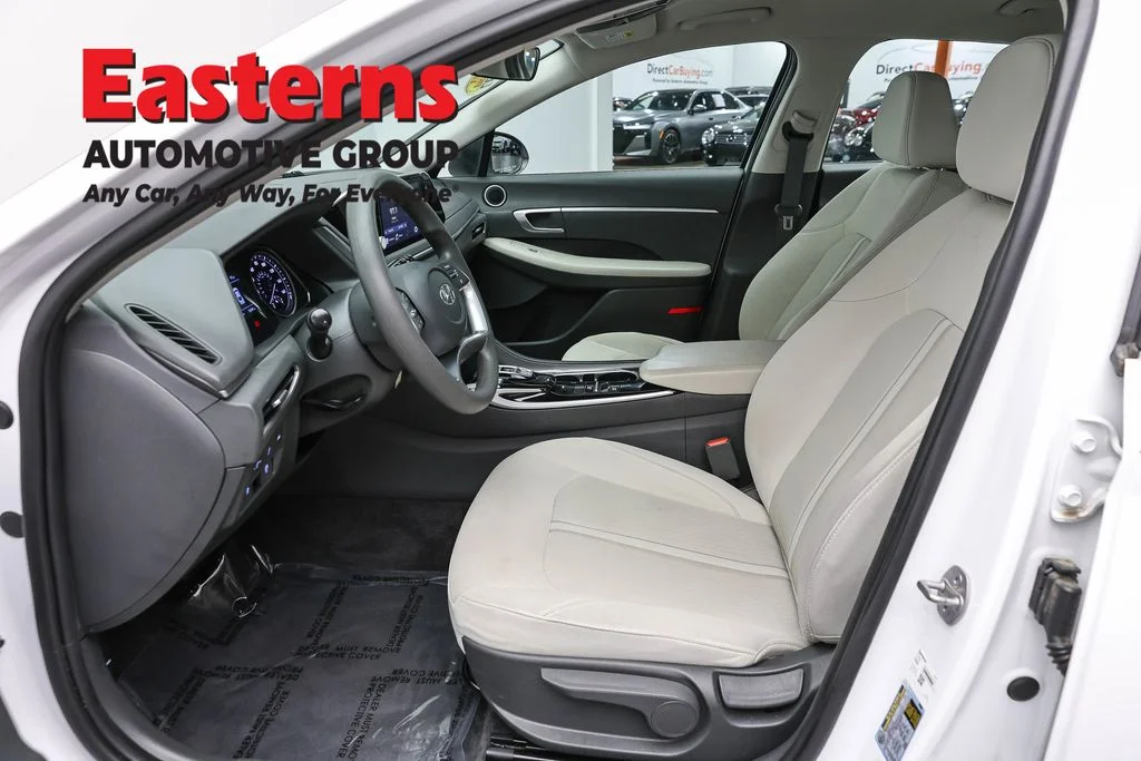 Used 2023 White Hyundai SE image 14