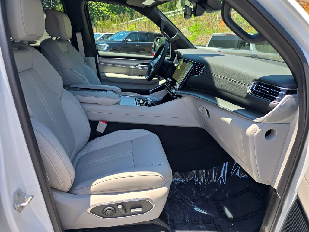 New 2026 White Jeep  image 28