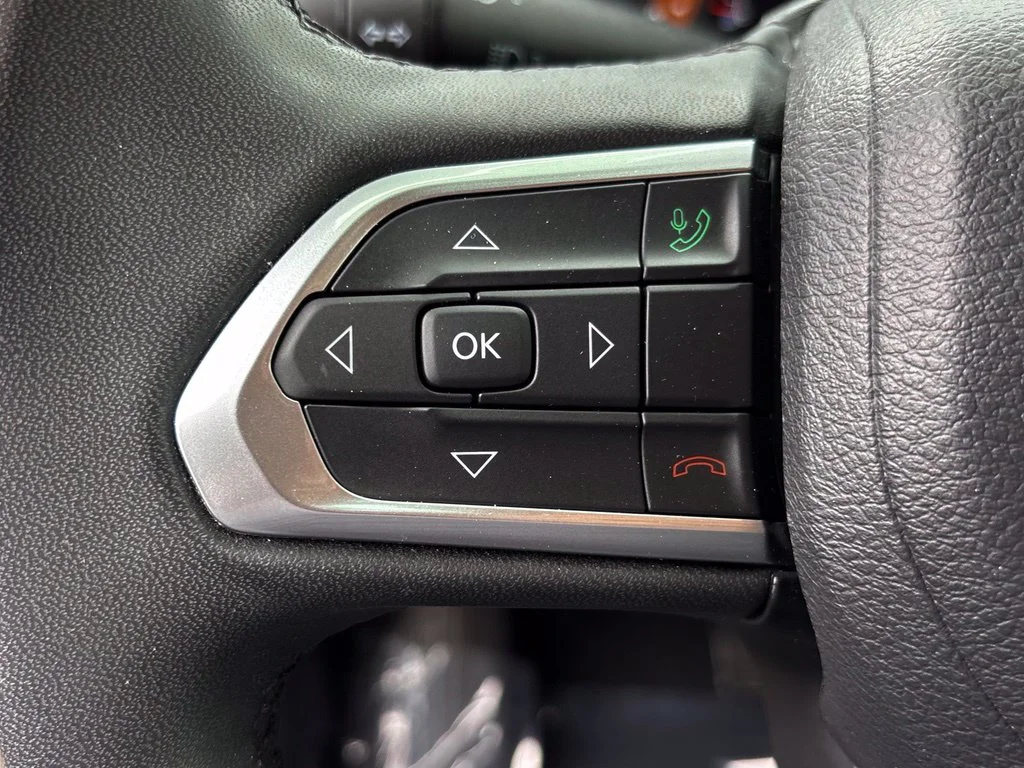 Certified Used 2024 Diamond Black Jeep Latitude image 17