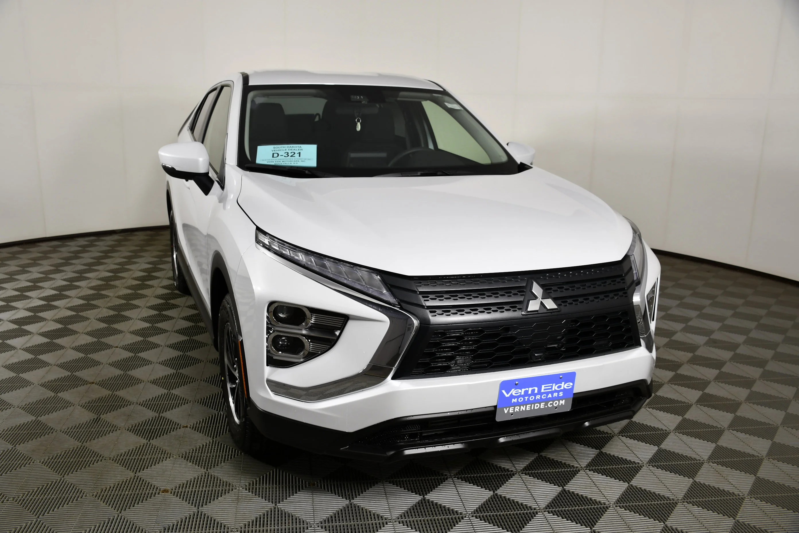 New 2026 White Diamond Mitsubishi ES image 3