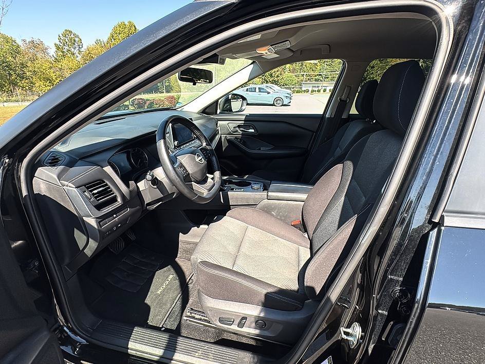 Used 2025 Super Black Nissan SV image 13
