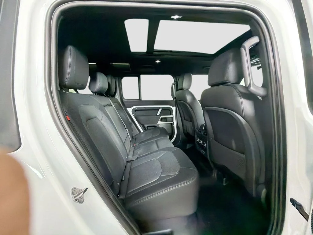 Used 2023 White Land Rover X-Dynamic SE image 29