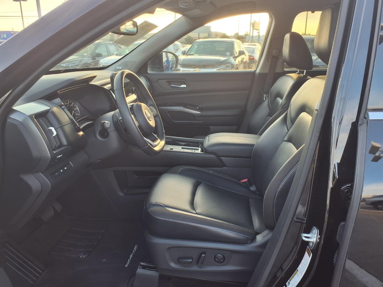 2022 Nissan Pathfinder SL Black at Robbins Nissan