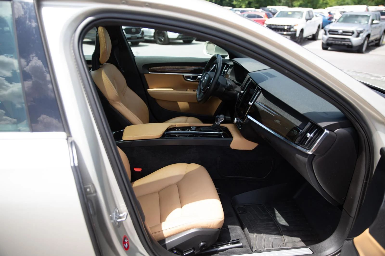 Used 2018  VOLVO  image 22
