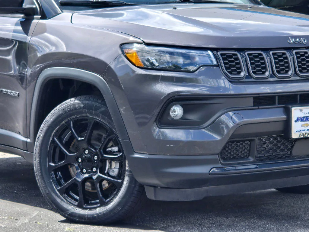 Used 2024 Gray Jeep Latitude 4x4 image 3