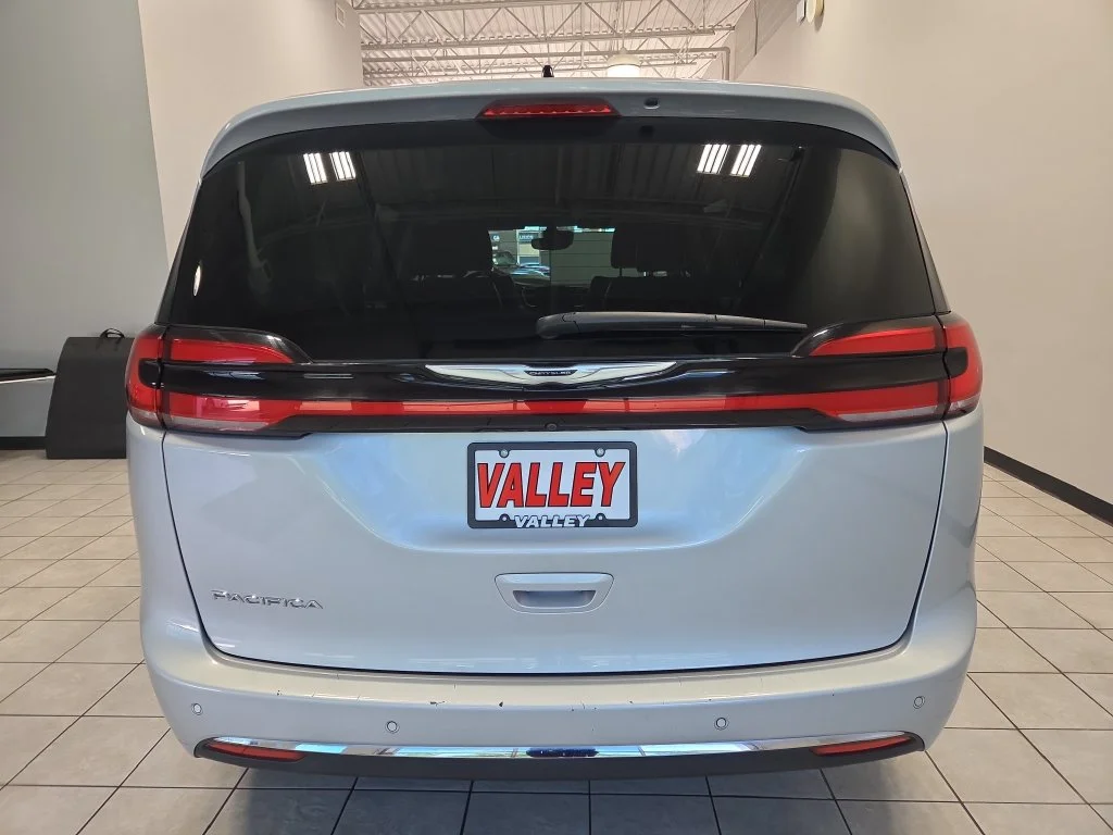 Used 2023 Silver Chrysler Touring L image 10