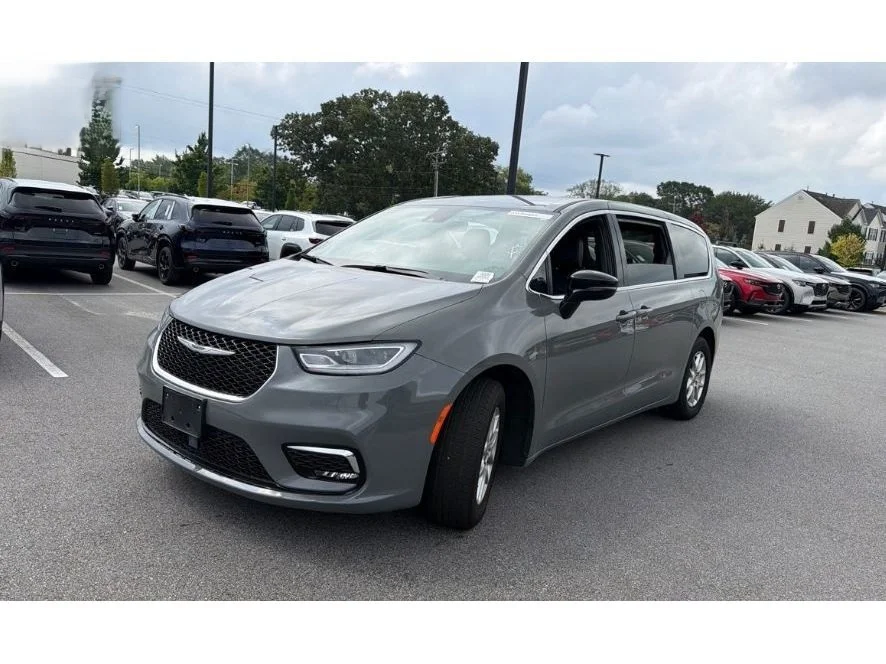 Used 2025 Ceramic Gray Clearcoat Chrysler Select image 1
