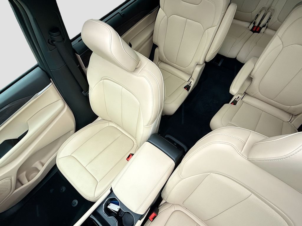 Used 2025 Diamond Black Crystal Pearlcoat Jeep Limited image 22