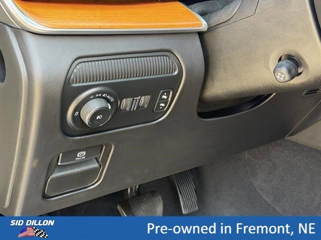 Used 2023 Diamond Black Crystal Pearlcoat Jeep Series III image 14