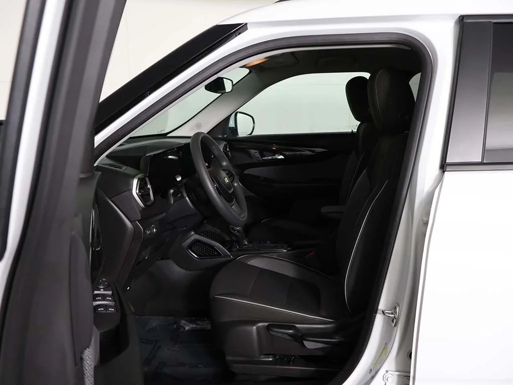 Used 2025 White Chevrolet LT image 25