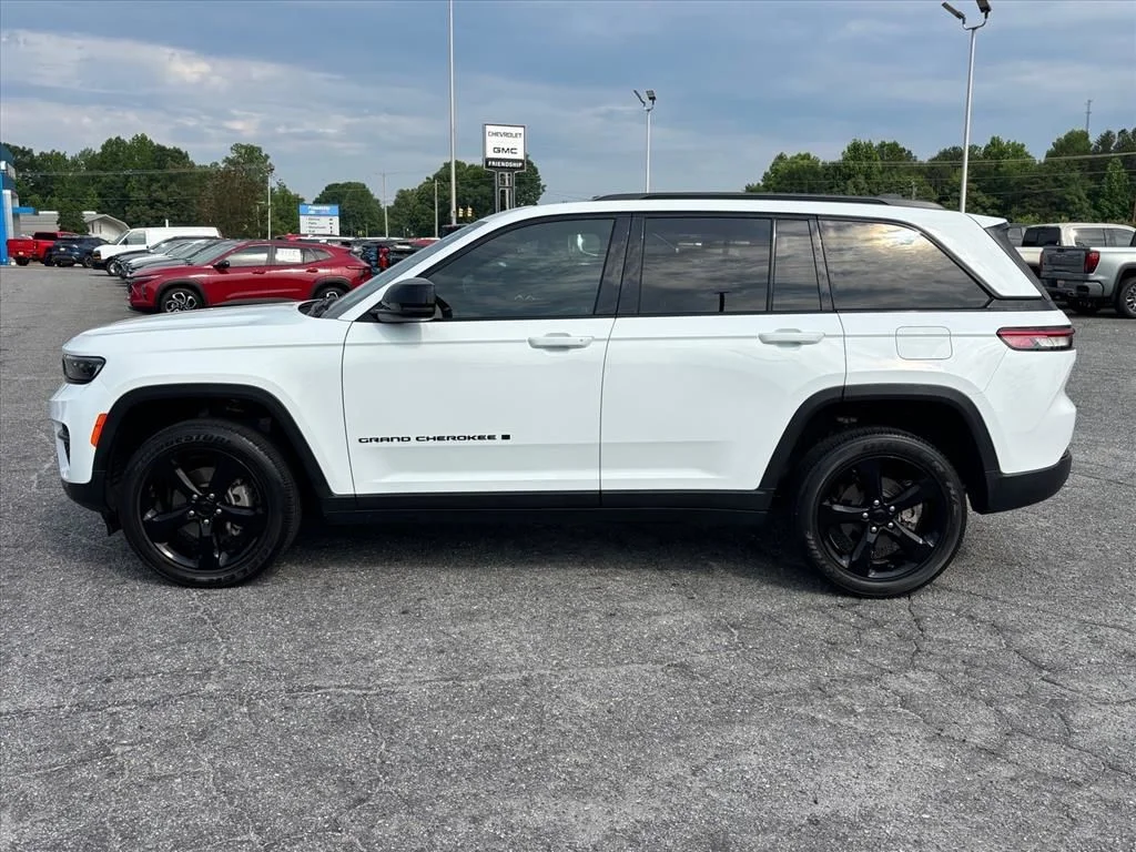 Used 2023 White Jeep Altitude X image 23