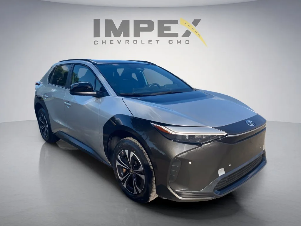 Used 2025 Silver Toyota XLE image 7