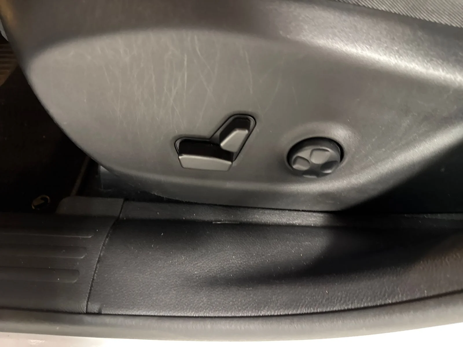 Used 2021 Bright White Clearcoat Jeep Latitude Lux image 11
