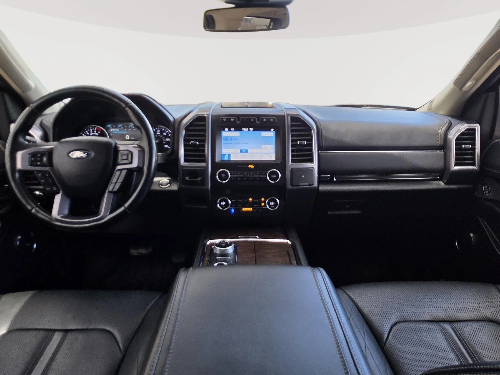 Used 2019 White Platinum Metallic Tri-Coat Ford Platinum image 33