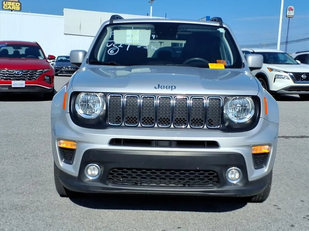 Used 2021 Silver Jeep Latitude image 12