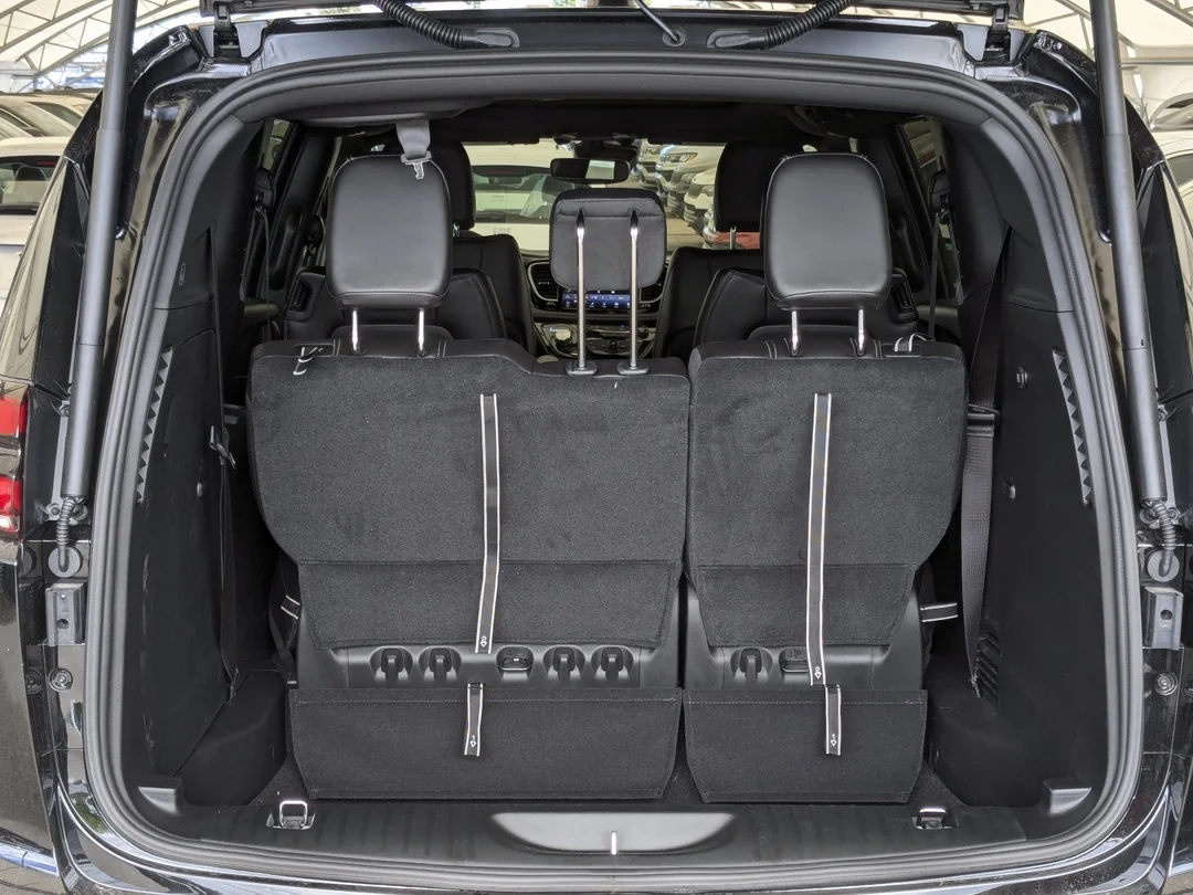 New 2027 Black Chrysler Select - - AWD - Full Sunroof - Safety Sphere Pkg - 360 Surround Cam - Blind Spot Mon & More! image 29