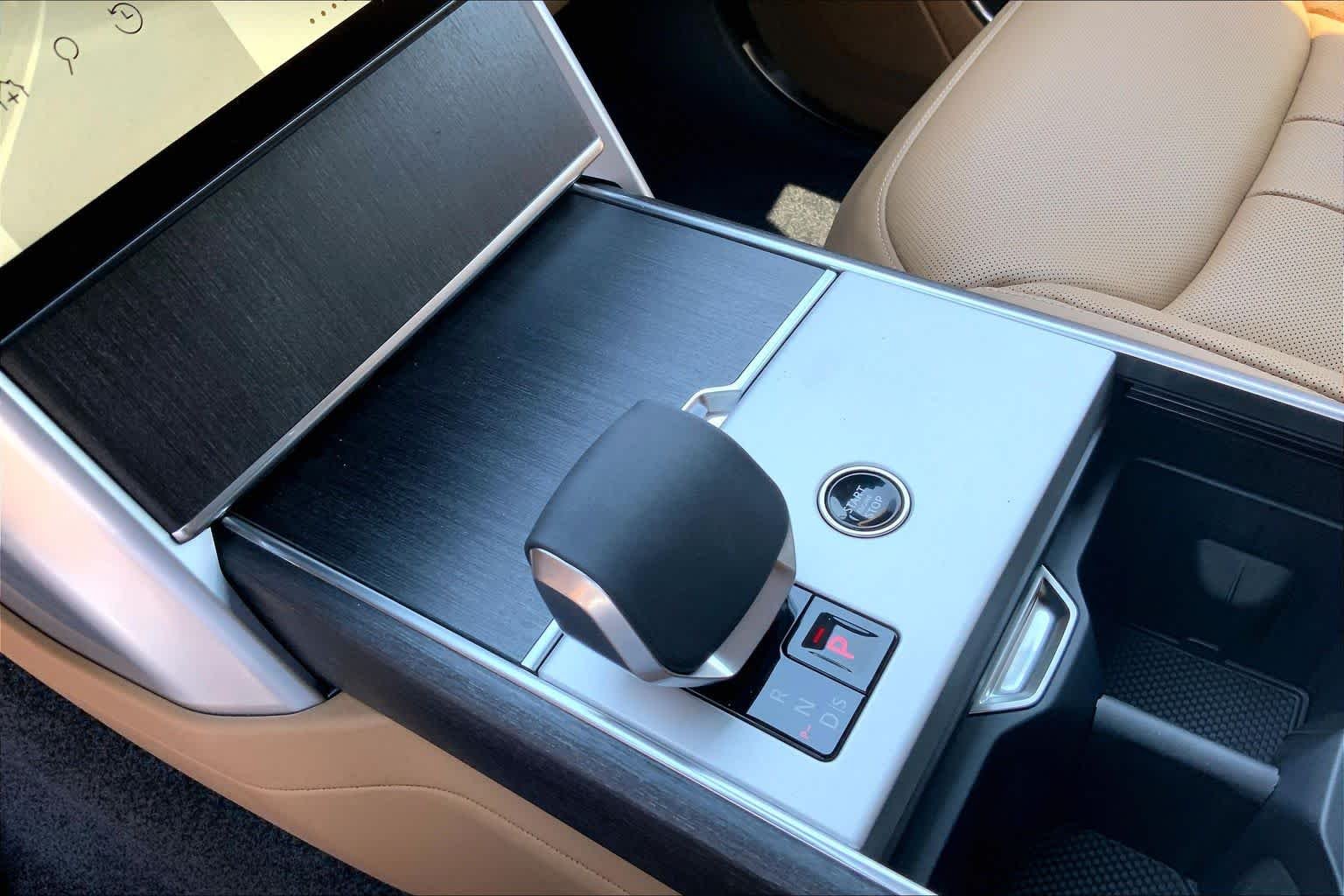 New 2026 Ostuni Pearl White Land Rover SE image 7