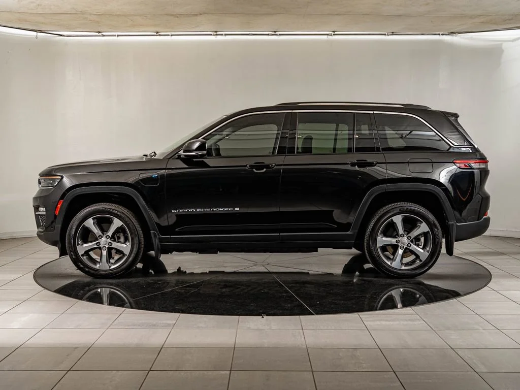 Used 2022 Diamond Black Crystal Pearlcoat Jeep 4xe image 8