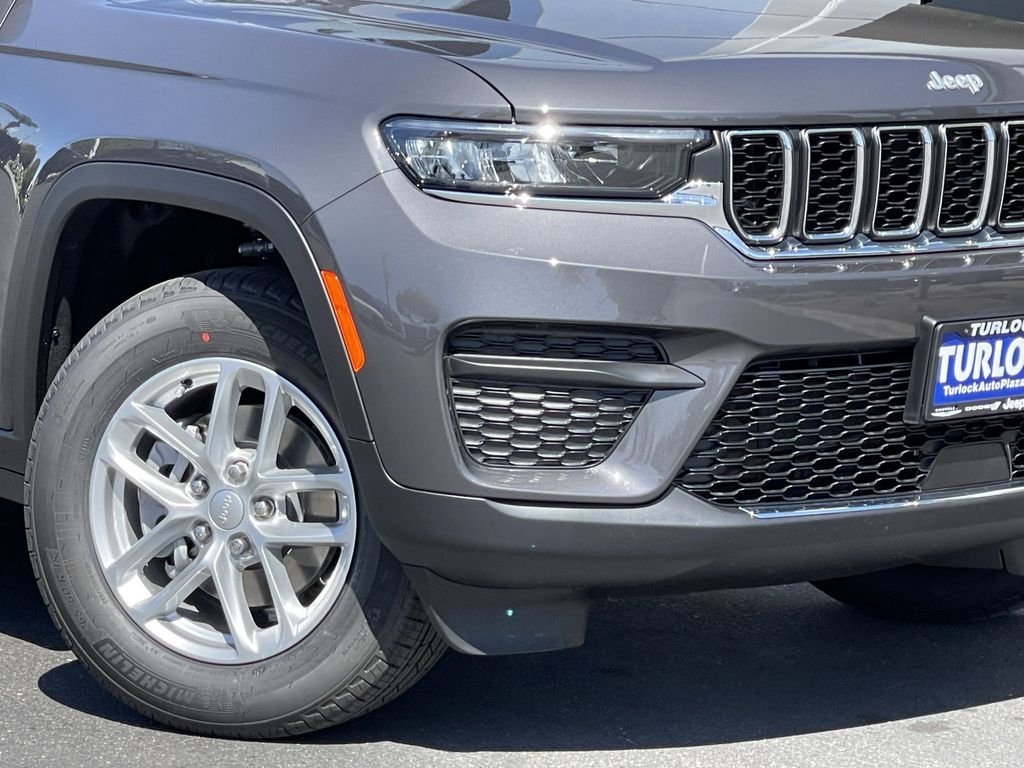 New 2026 Baltic Gray Metallic Clear-Coat Exterior Paint Jeep Laredo X image 4