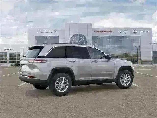 New 2025 Silver Zynith Exterior Paint Jeep Laredo X image 15