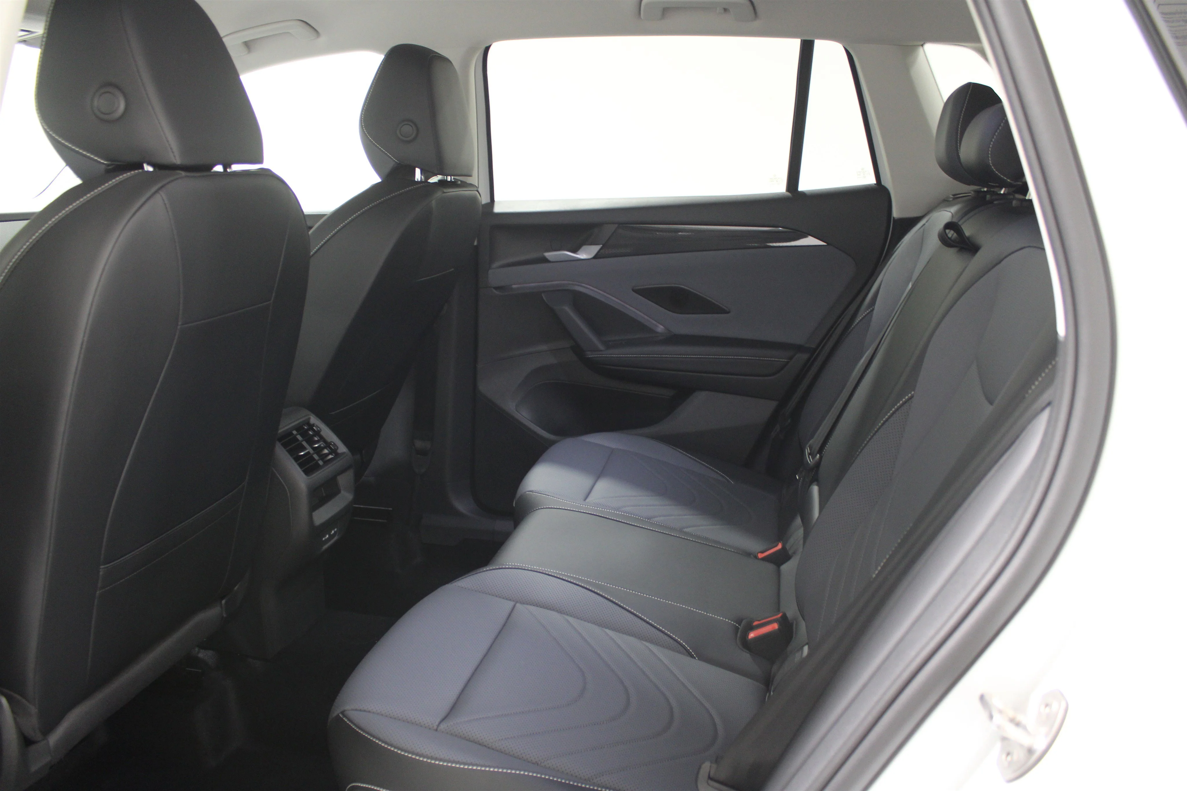 New 2026 Pure White Volkswagen SE image 19
