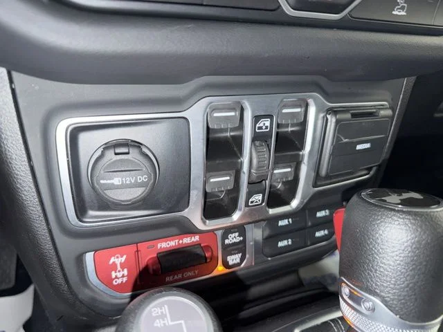 Used 2025 Granite Crystal Clearcoat Metallic Jeep Rubicon image 21