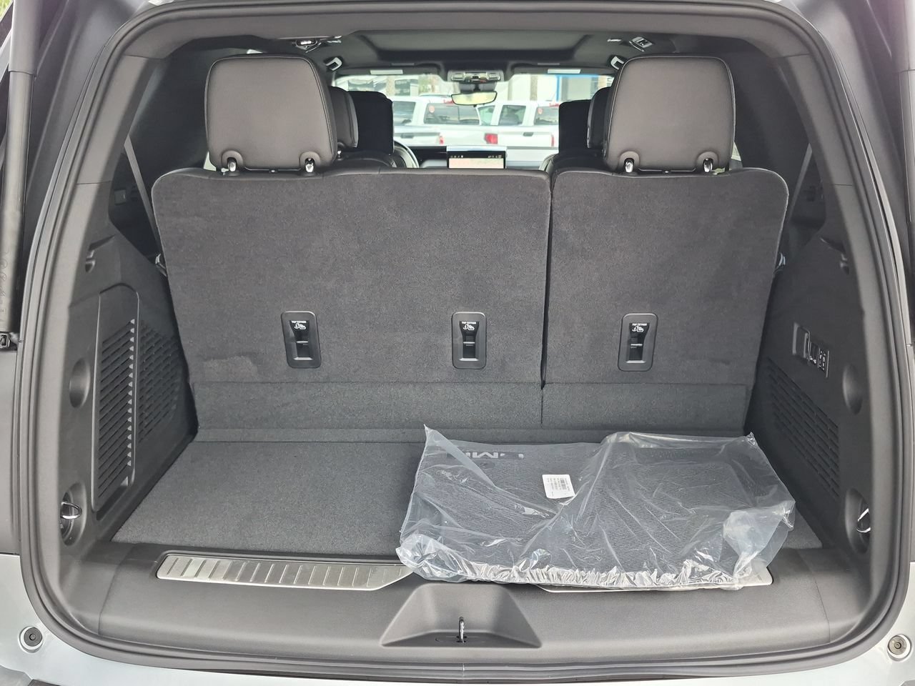 2026 GMC Yukon Denali - Photo 25