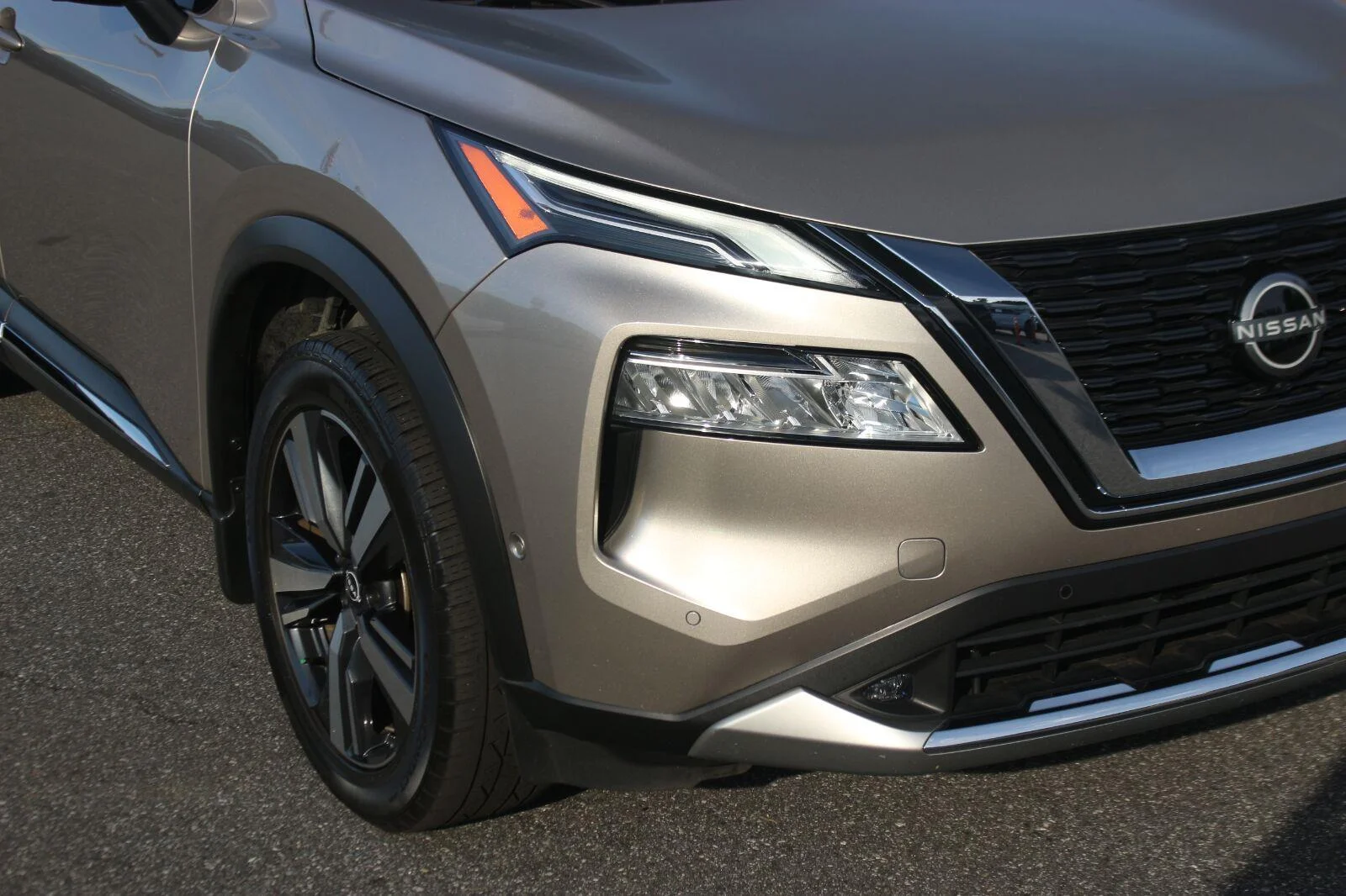 Used 2022 Gold Nissan Platinum image 9