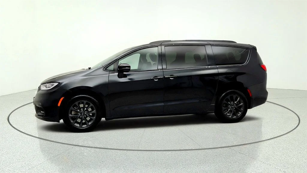 Used 2021 Brilliant Black Crystal Pearlcoat Chrysler Touring L AWD w/ Premium & Safety Sphere Group image 8