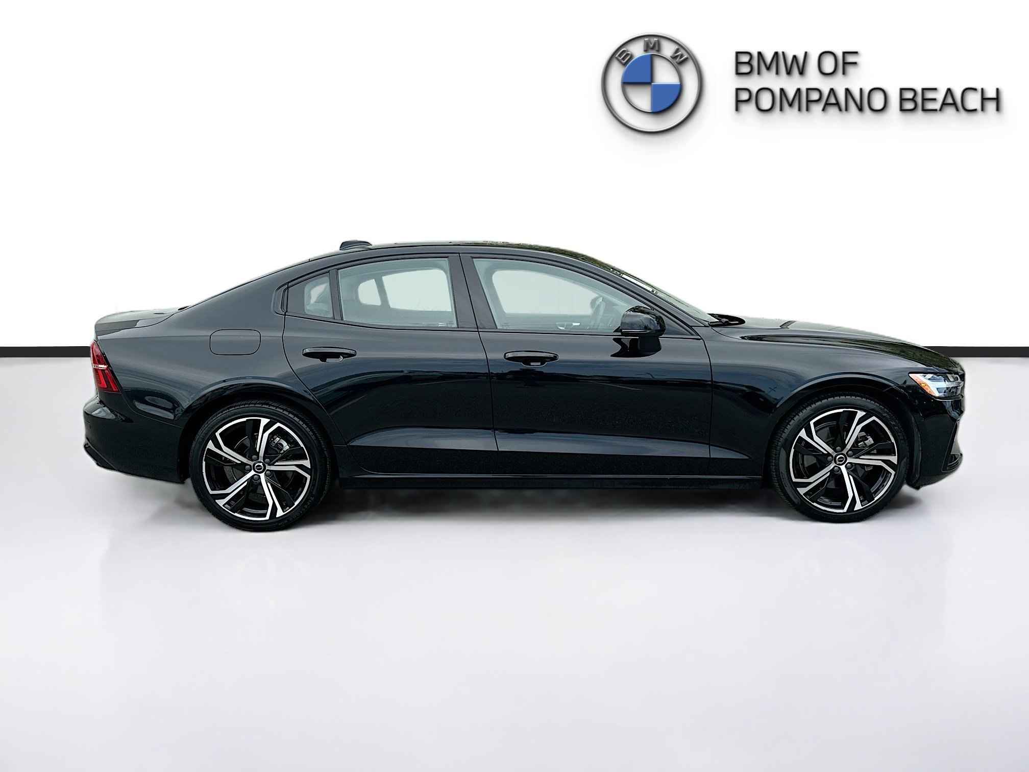 Used 2024 Onyx Black Metallic Volvo Core Dark Theme image 8