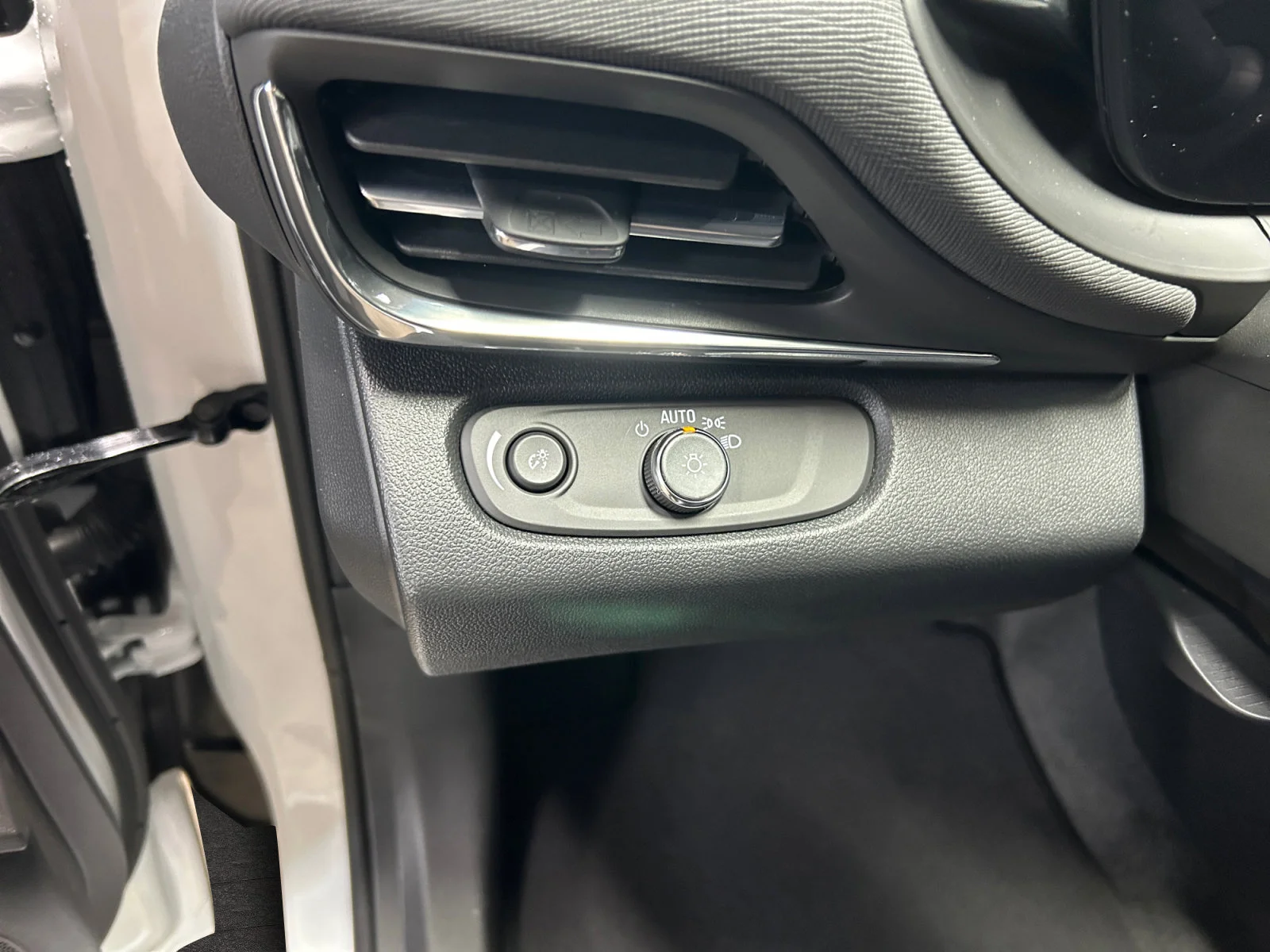 New 2026 Summit White Buick Preferred image 15