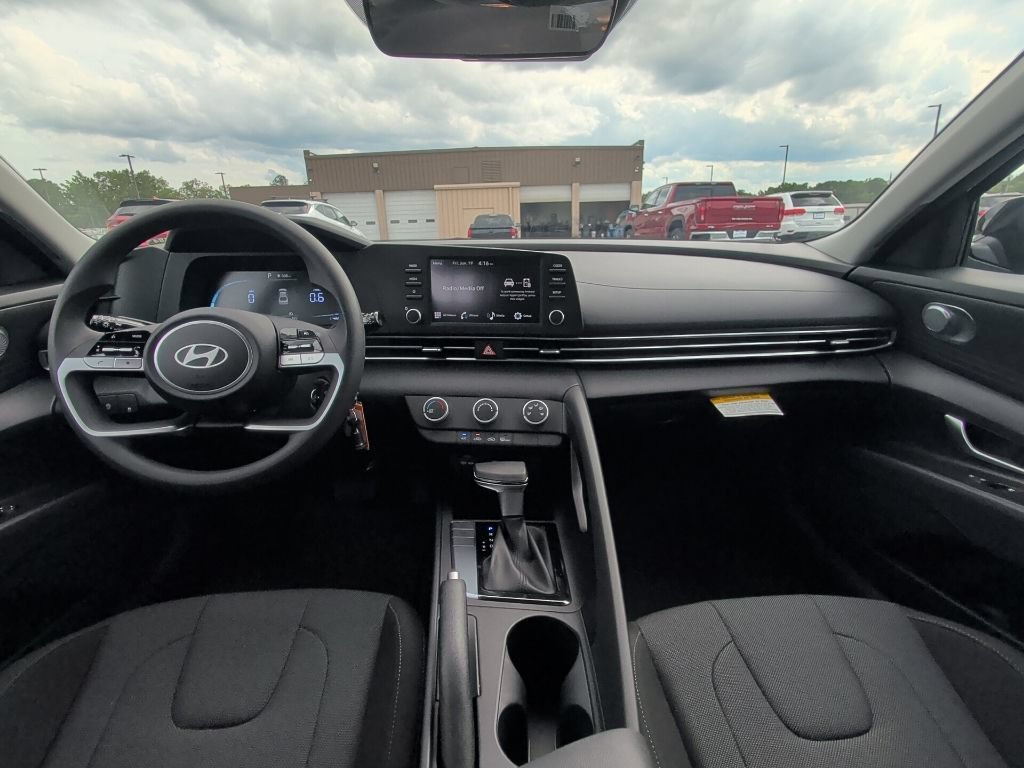 New 2026 Abyss Black Hyundai SE image 37