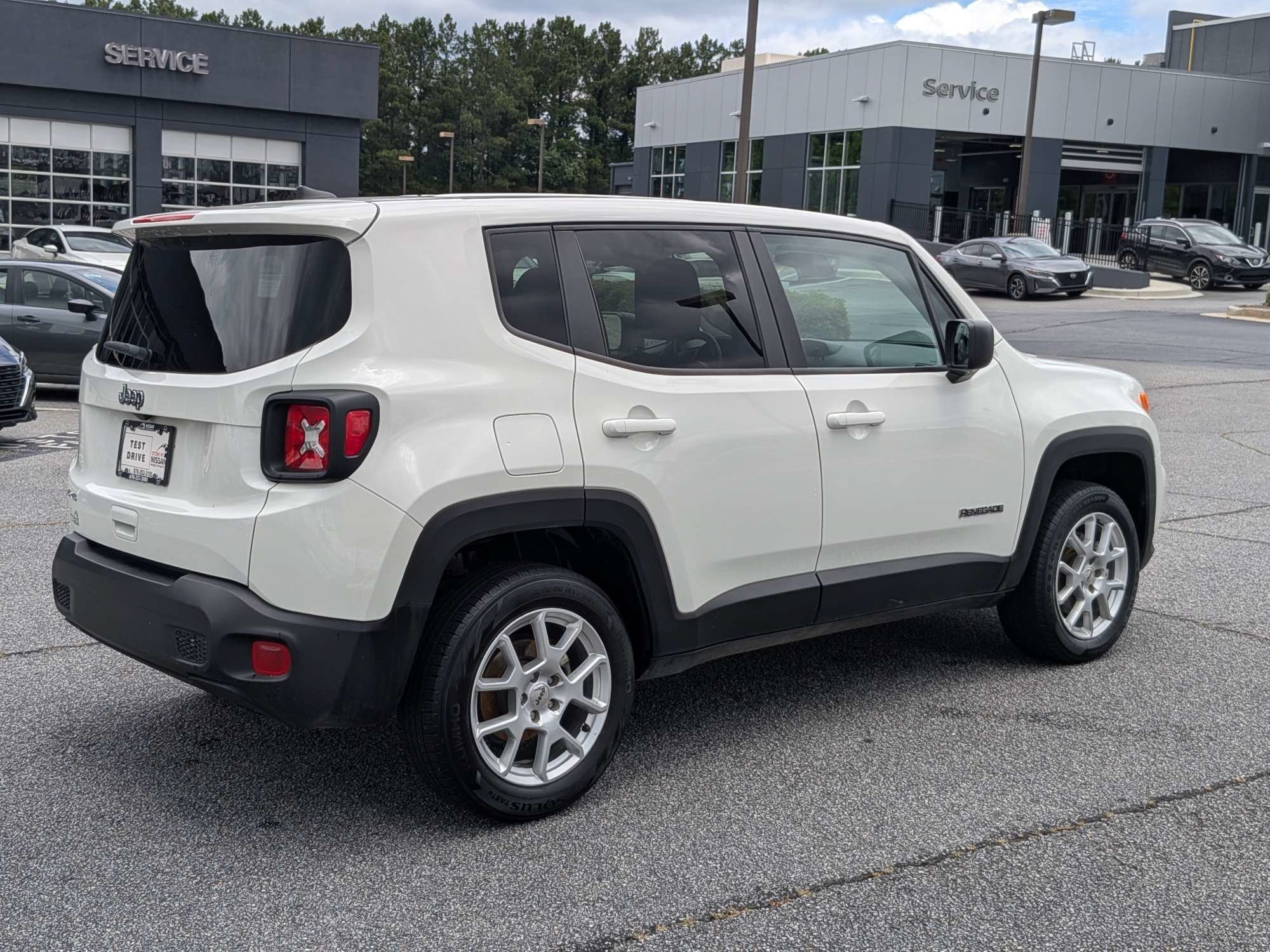 Used 2023 White Jeep Latitude image 3