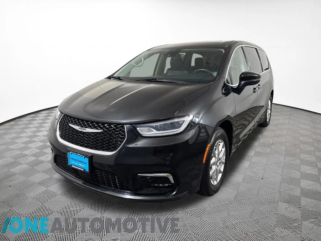 Used 2023 Brilliant Black Crystal Pearlcoat Chrysler Touring L image 1