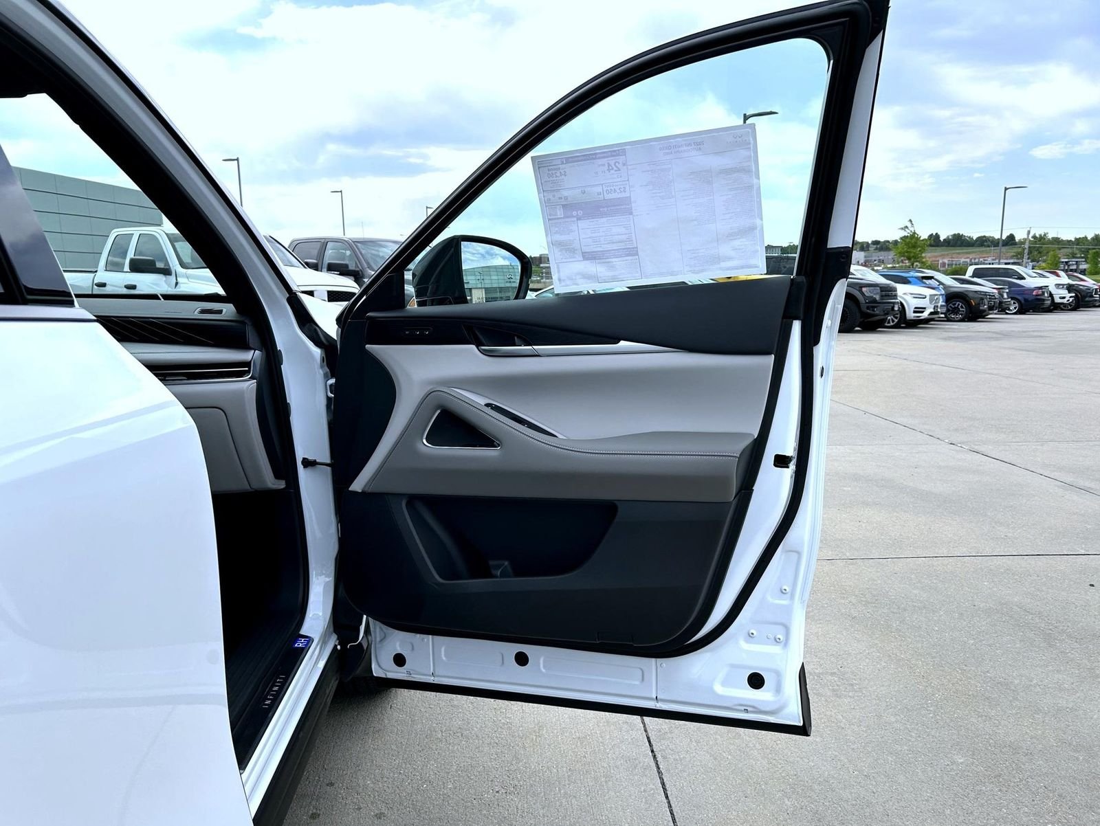 New 2027 2T RAD WHT INFINITI Autograph AWD image 16