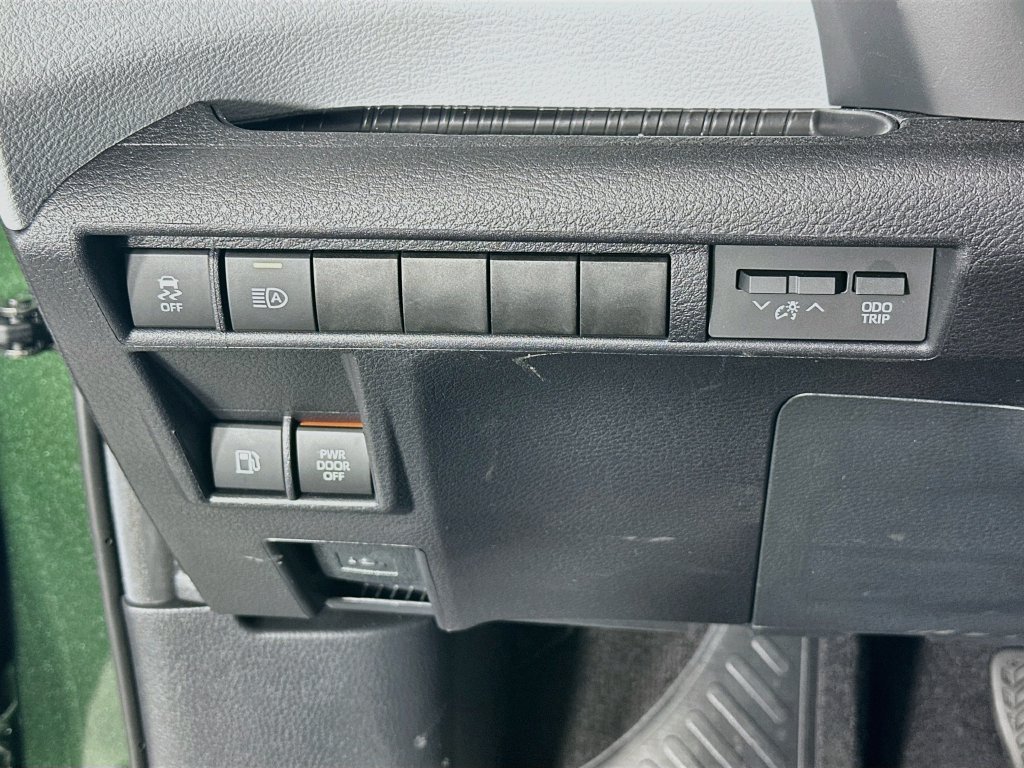 Used 2025  Toyota XLE AWD image 10