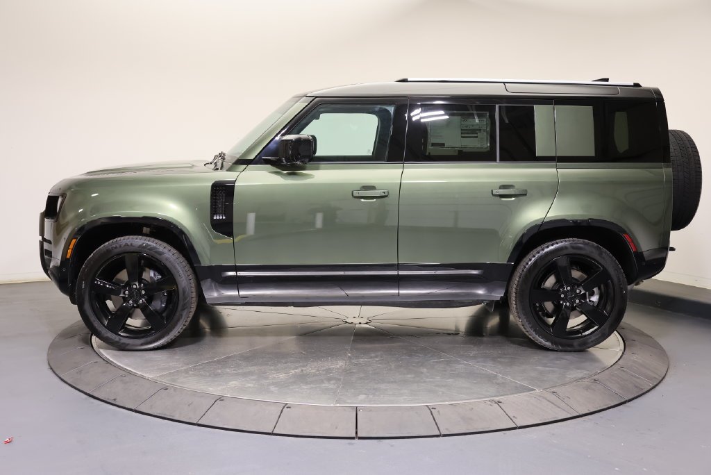 New 2026 Woolstone Green Land Rover X-Dynamic SE image 2