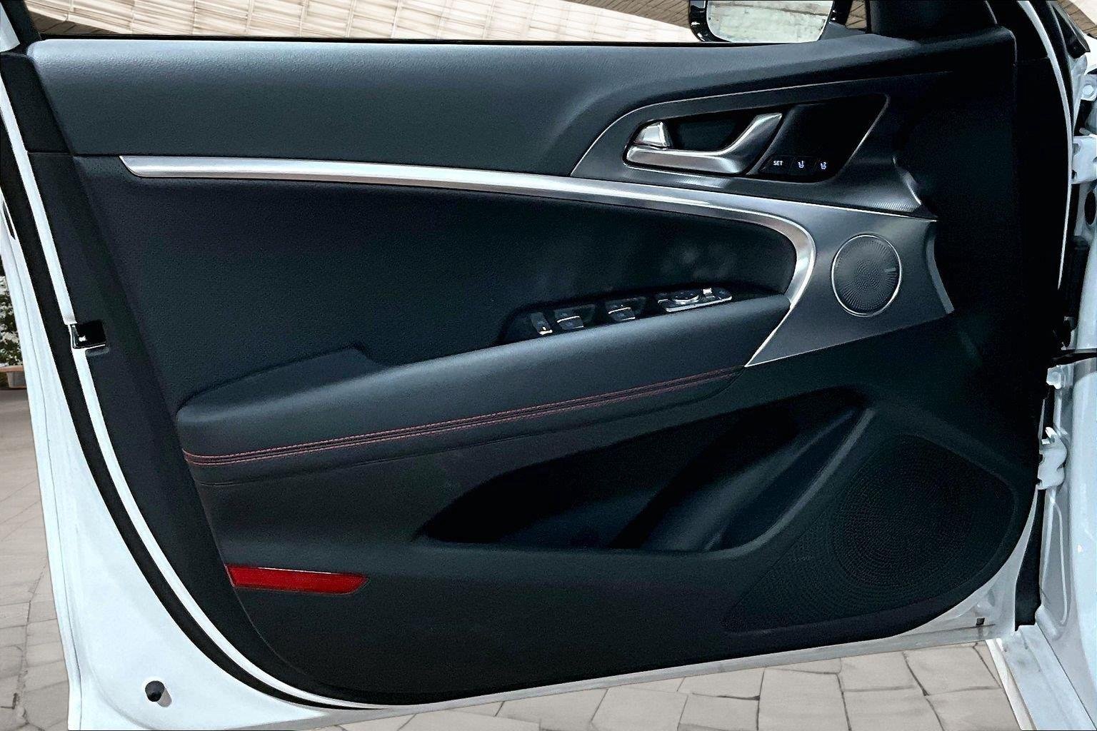 New 2026 Uyuni White Genesis 3.3T SPORT PRESTIGE image 9