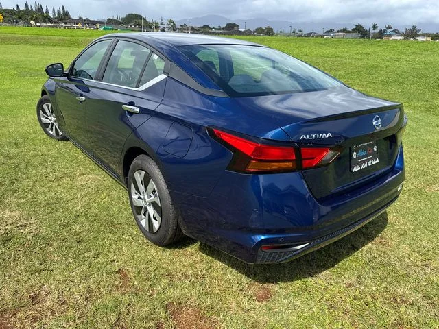 Used 2021 Blue Nissan 2.5 S image 5