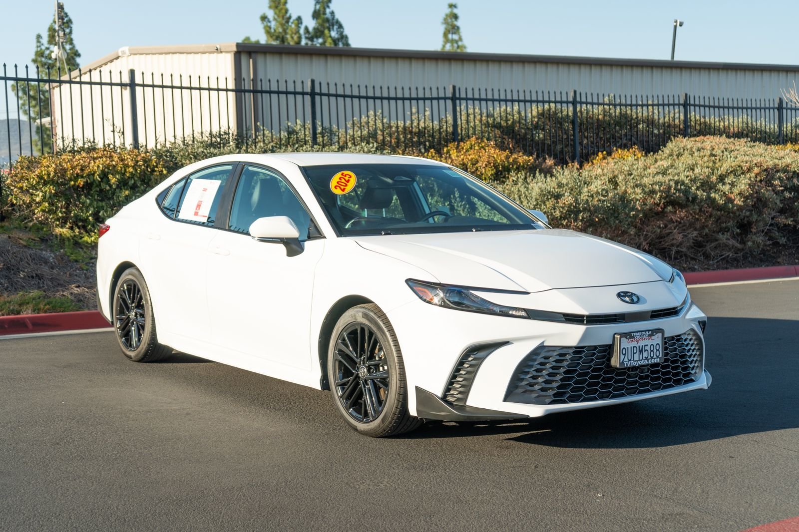 Used 2025 Ice Toyota SE image 3