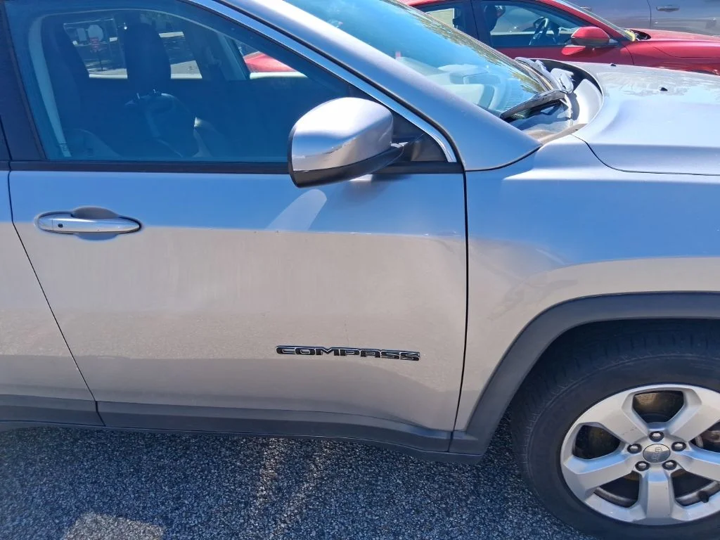 Used 2019 Silver Jeep Latitude image 4