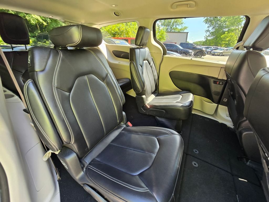Used 2023 Black Chrysler Touring L image 17